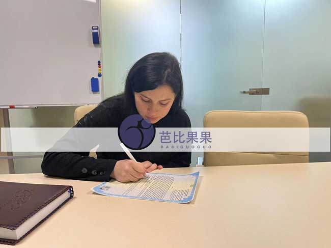 S女士的乌克兰试管妈妈来马丽塔签署放弃抚养协议