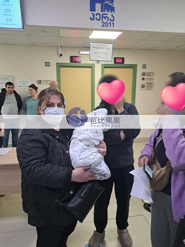 Y女士携带家人和保姆接格鲁吉亚试管助孕的帅宝宝出院
