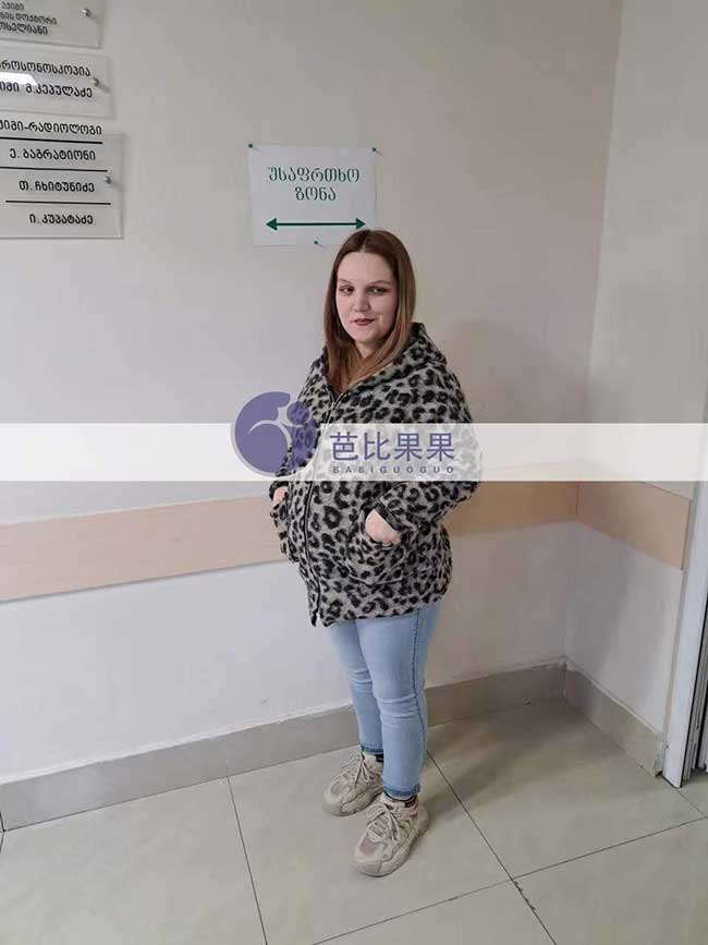 M女士在格鲁吉亚助孕匹配的试管妈妈在医院做四维彩超