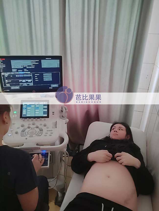 乌克兰试管妈妈做B超