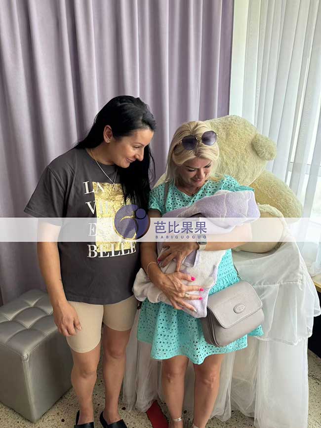 L女士夫妇在乌克兰试管的可爱男宝宝出妇产院