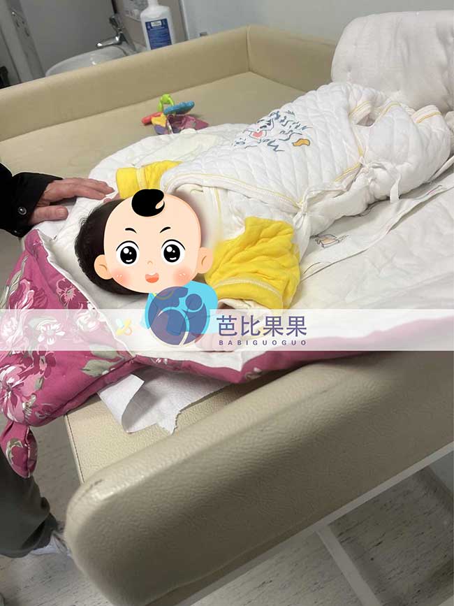 龙凤胎试管宝宝做体检