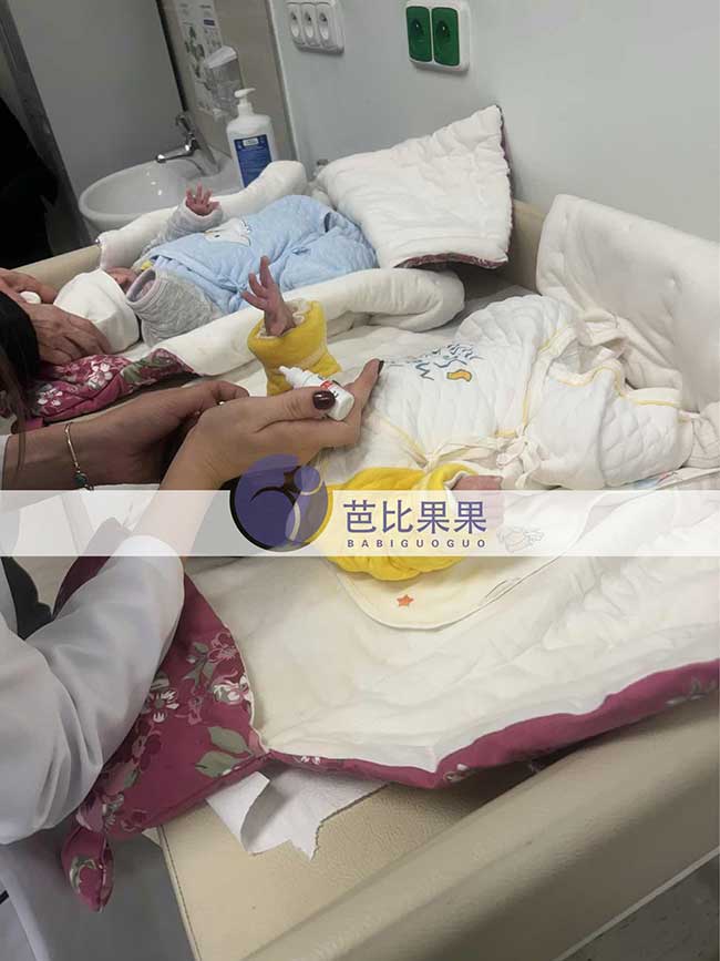 龙凤胎试管宝宝做体检