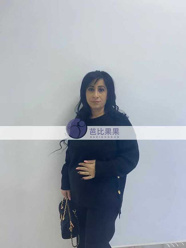 两对夫妻到格鲁吉亚助孕匹配的试管妈妈来医院做B超