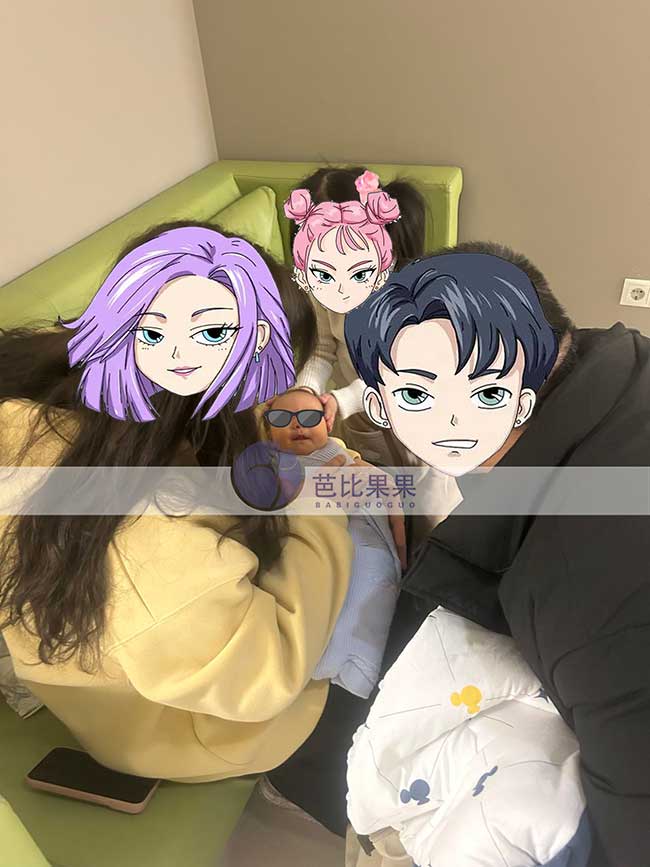张先生夫妇带女儿去格鲁吉亚妇产医院接弟弟出院