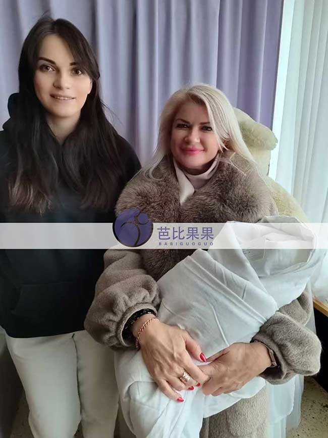河北夏夫妇在乌克兰的试管女宝宝被育儿师和试管妈妈接出院