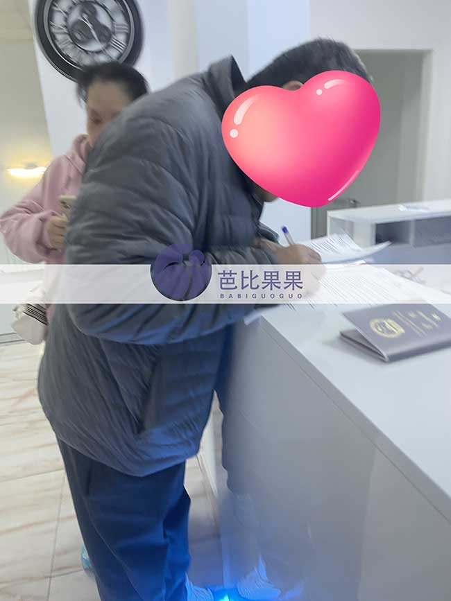 马丽塔翻译陪同龚先生夫妻俩到格鲁吉亚的公证处办理POA公证