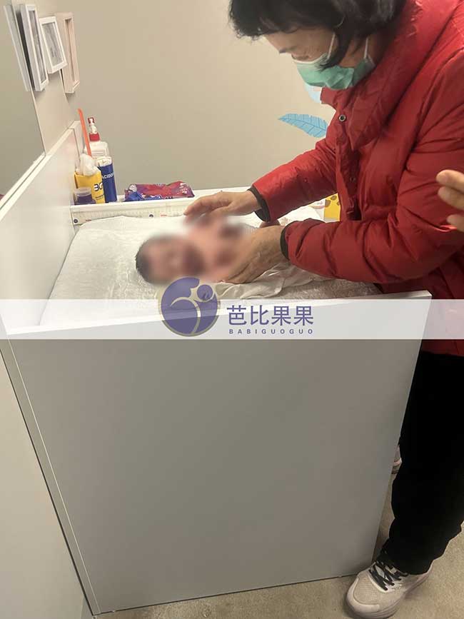 翻译陪同薛先生夫妻带着格鲁吉亚试管双胞胎宝贝去医院体检