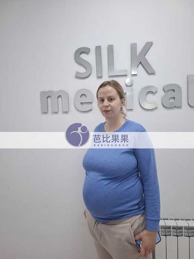 两个家庭在格鲁吉亚匹配的两位试管妈妈来做B超