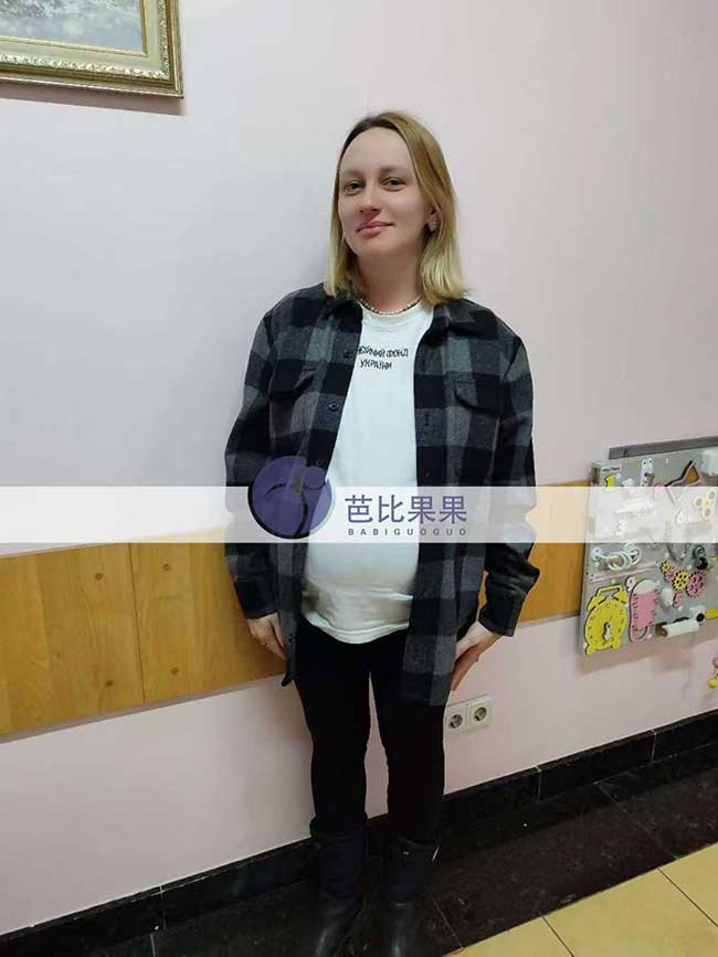 吴先生在乌克兰匹配的试管妈妈在翻译陪同下做孕28周B超