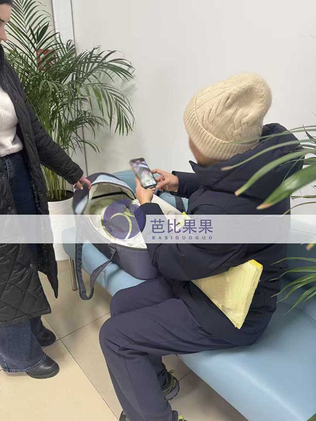 X先生去乌克兰基辅接小公主回国前做DNA检查
