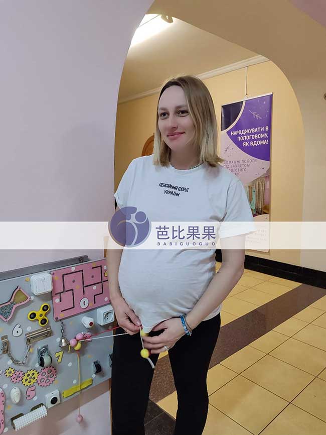 温先生到乌克兰匹配的试管妈妈按时来妇产医院验血做产检