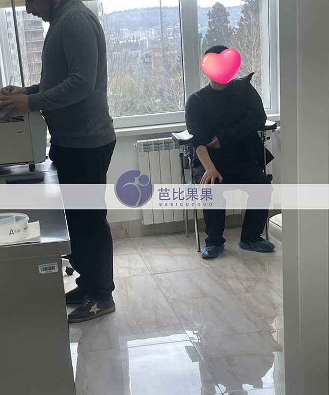 马丽塔陪同到格鲁吉亚试管生娃的丁先生在Silk医院做检查取精