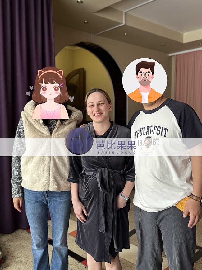吴先生夫妻到乌克兰基辅妇产医院接他们的试管双胞胎宝宝出院