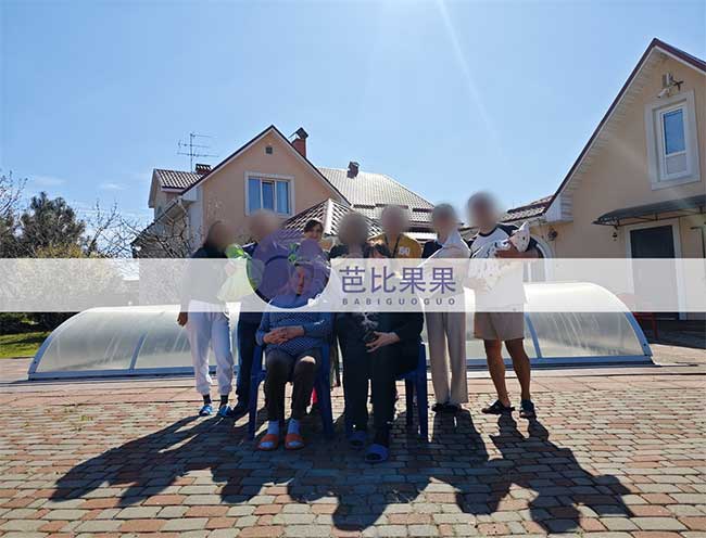 万先生分享三个家庭在乌克兰别墅接试管宝宝回国前的合影