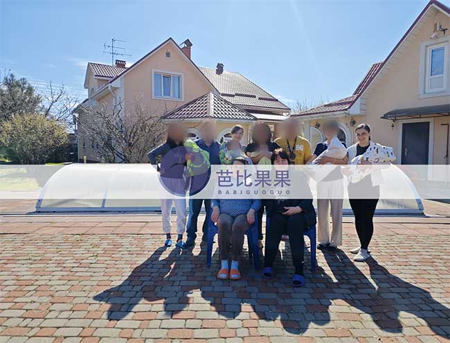 接试管宝宝回国合照