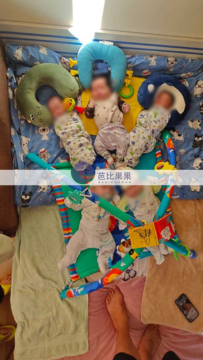 接试管宝宝回国合照