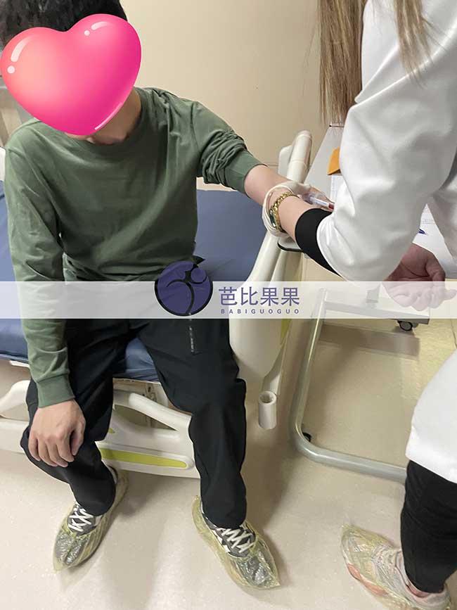 护士到妇产医院给新晋奶爸和格鲁吉亚试管宝宝做亲子鉴定