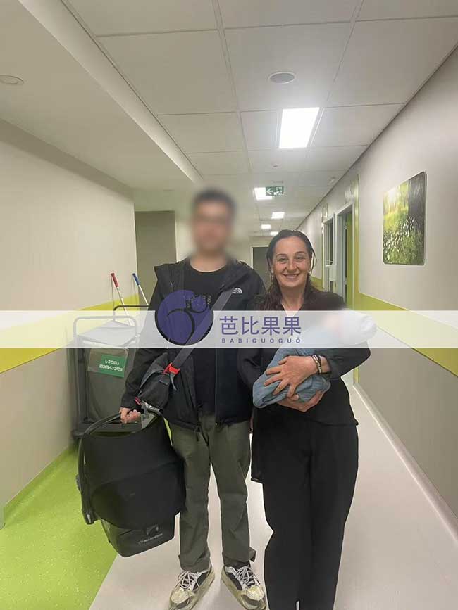 汪先生和保姆一起到妇产医院接格鲁吉亚试管宝宝出院