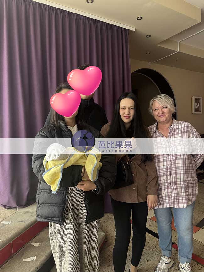 在乌克兰试管生娃的朱先生夫妻到妇产医院接试管宝宝出院