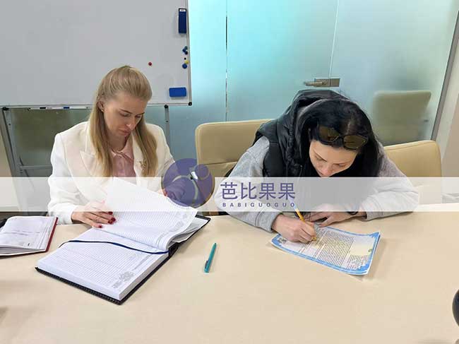 2个家庭的乌克兰试管妈妈到马丽塔公司签署放弃抚养权协议