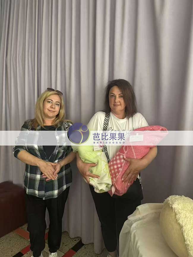 何女士到乌克兰试管的双胞胎女儿在保姆帮助下接出院