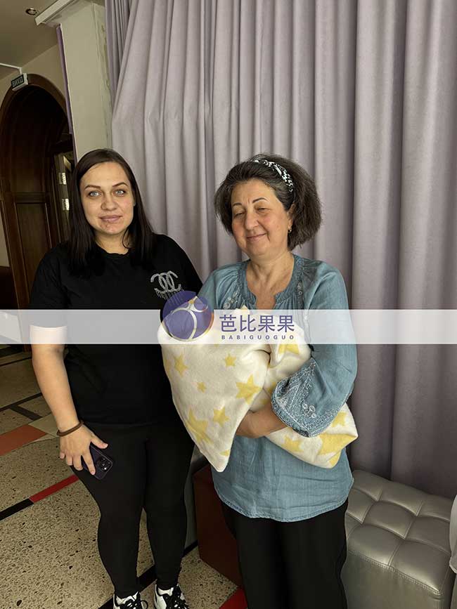 在乌克兰生娃的沈女士夫妇请保姆接试管宝宝出院
