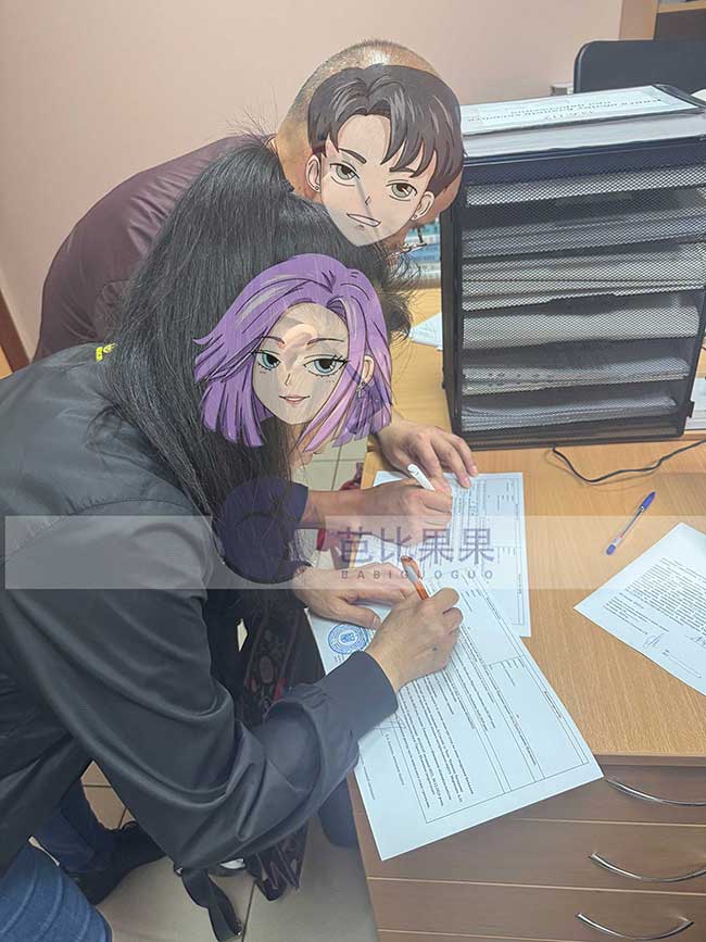 梁先生夫妻俩到乌克兰为她们的试管宝宝办理出生证