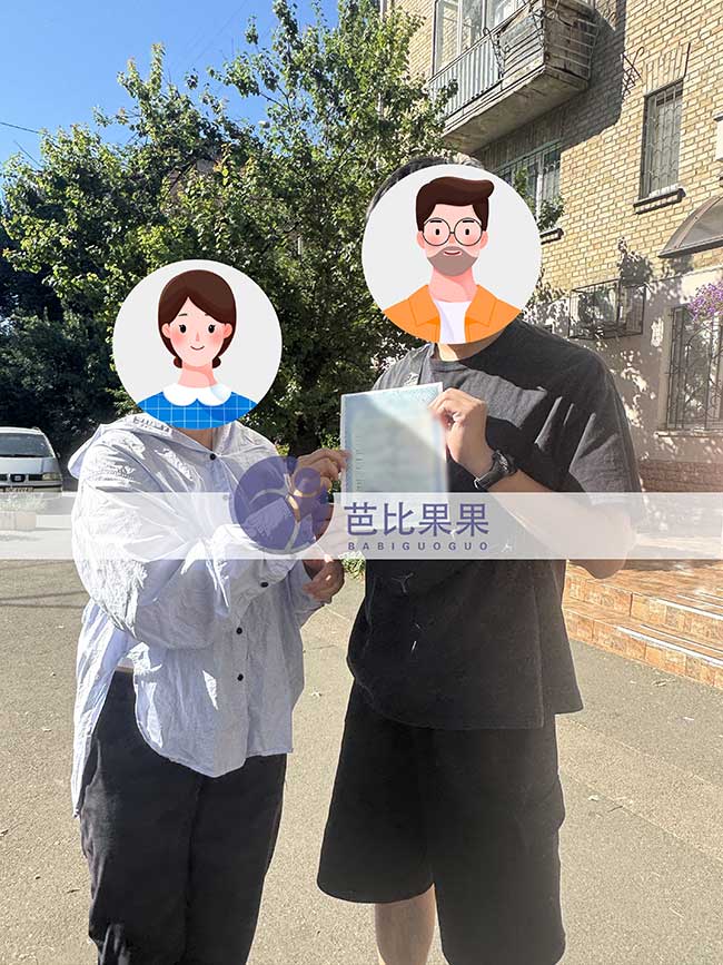 苏女士夫妇在乌克兰生的二胎试管宝宝的出生证办好