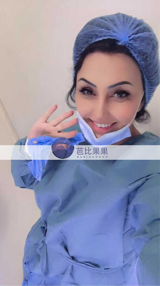 两个家庭到格鲁吉亚匹配的试管妈妈在Zhordania医院移植胚胎