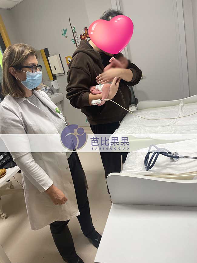 在格鲁吉亚试管生娃的刘先生带宝宝到妇产医院检查身体