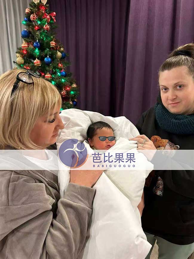 马丽塔保姆阿姨专程接杨先生家的乌克兰试管宝宝出院