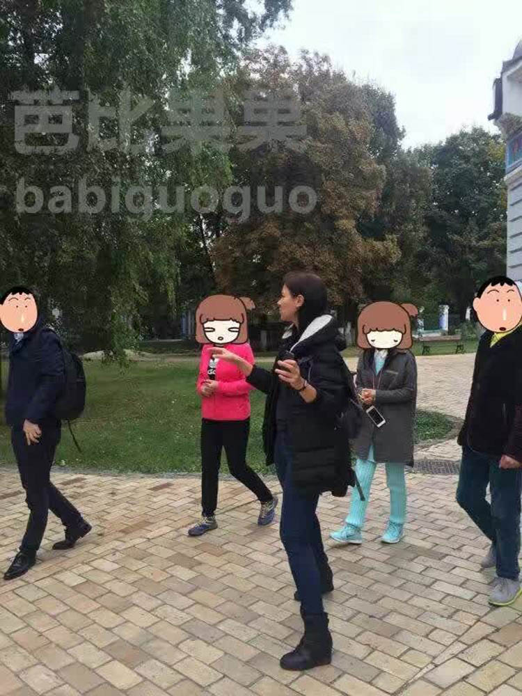 两对客户闲暇之余在我们乌克兰同事的陪同下，