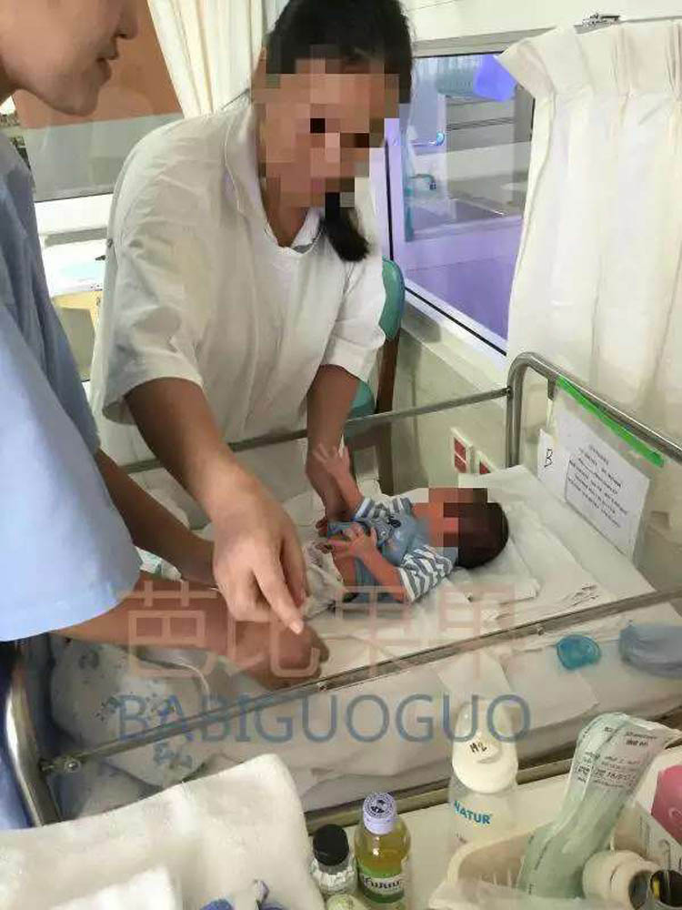 客户刚在泰国出生的萌娃，我们翻译和护士在指