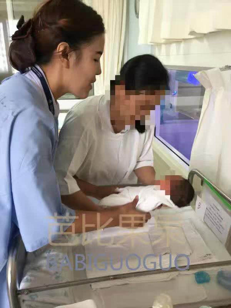 翻译和护士在指导客户怎么带孩子 