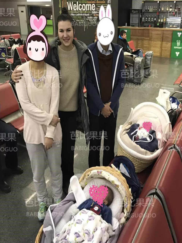 福建C夫妇搭乘凌晨的航班带着龙凤胎宝宝回国