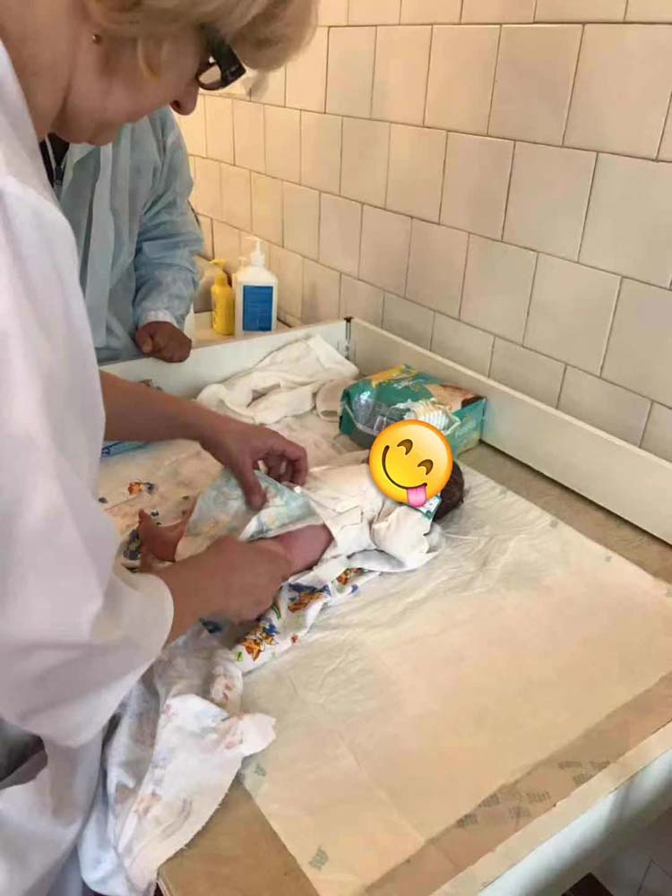 M姐的男宝宝在乌克兰出生 身高50厘米很健康可爱