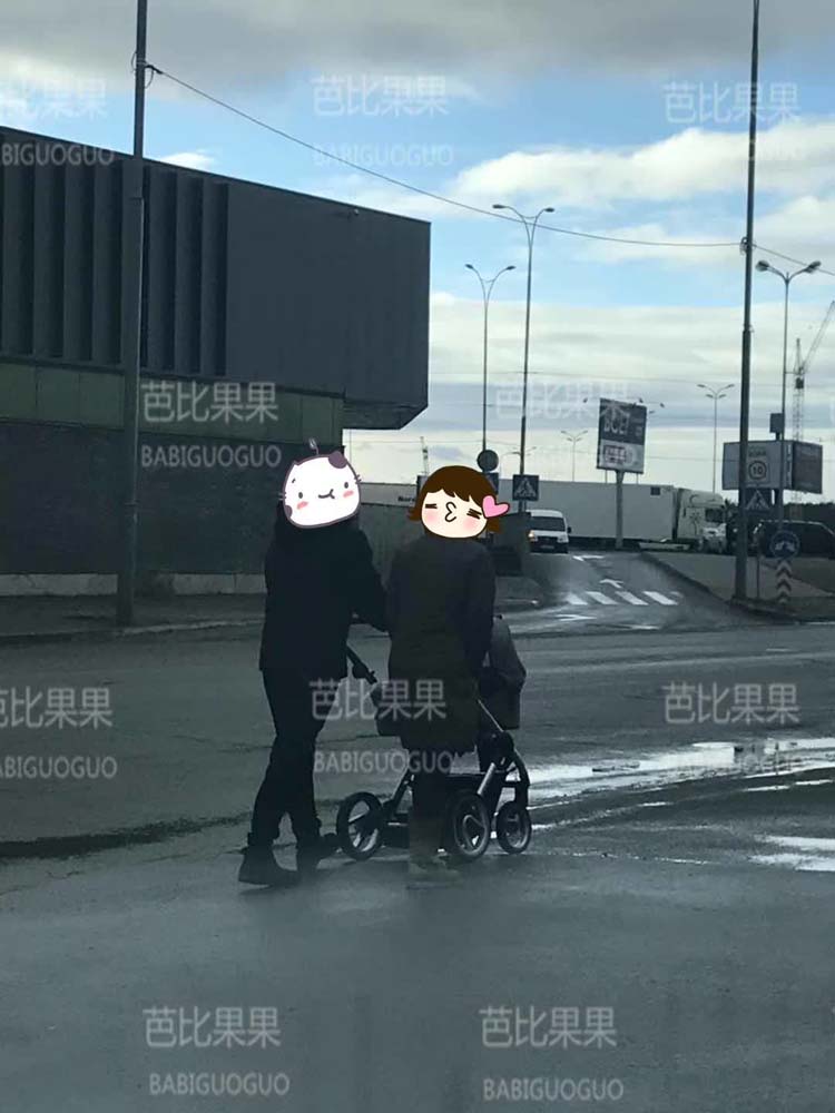 在乌克兰求子准备返航的W夫妻俩带着宝宝出来遛弯