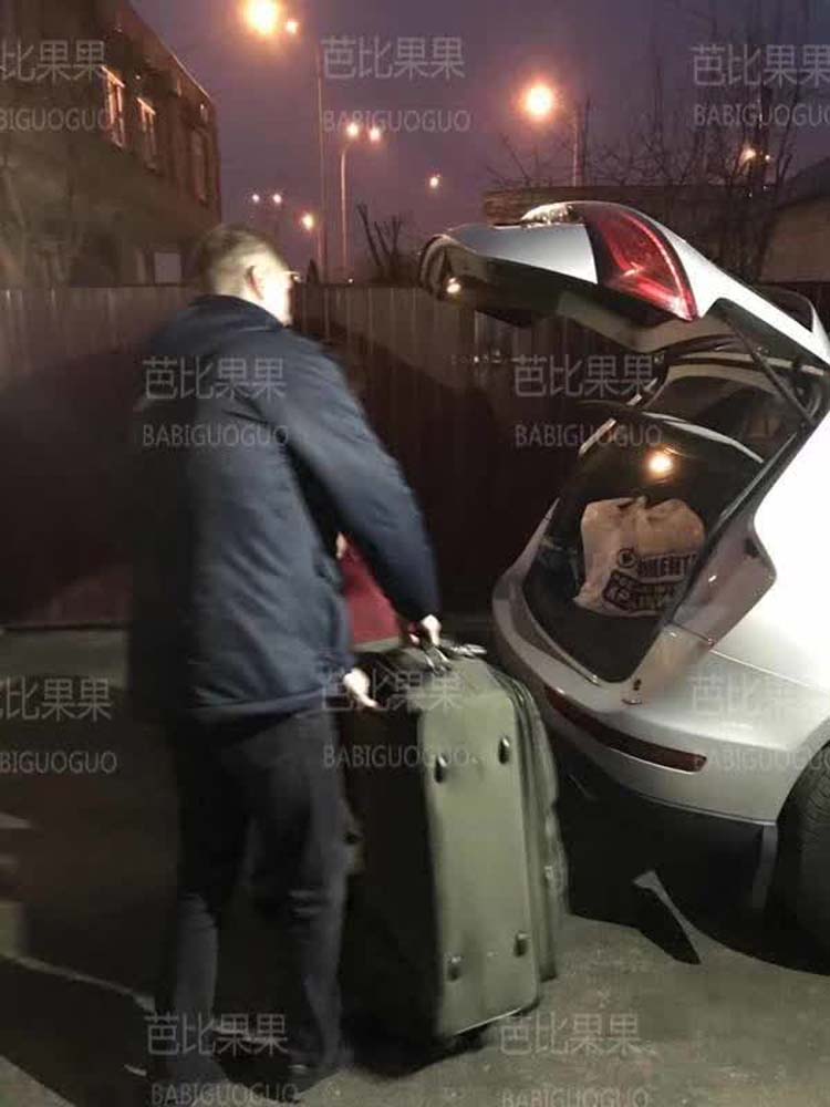 乌克兰同事就送W先生一家去机场