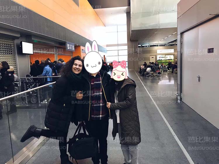 乌克兰同事就送W先生一家去机场